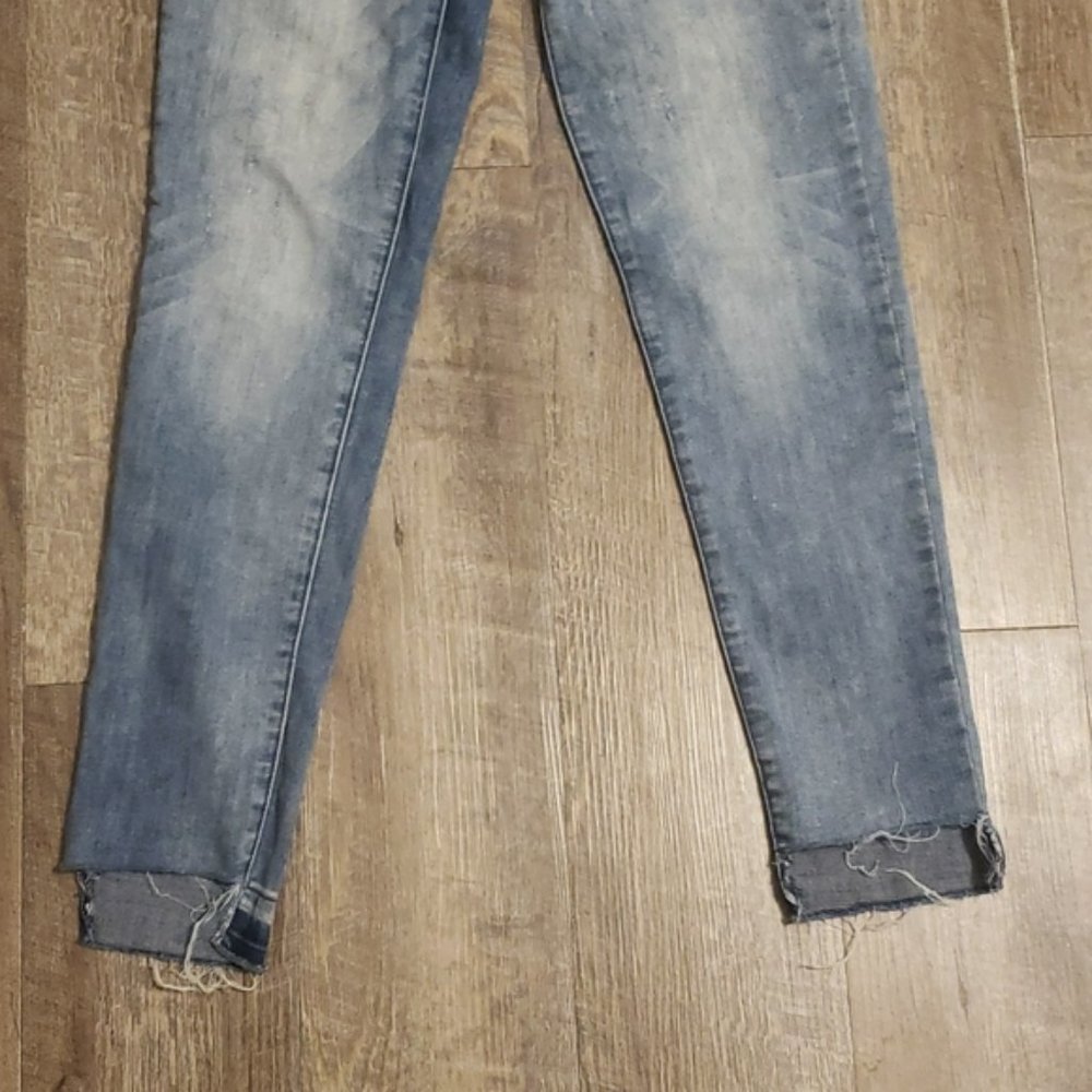 Distressed jeans - Picture 7 of 9